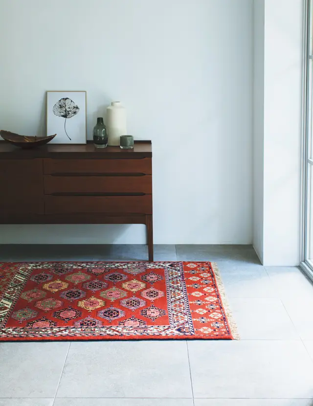 トルクメン族特有の、深く濃い紅い色が美しいパイル織の絨毯