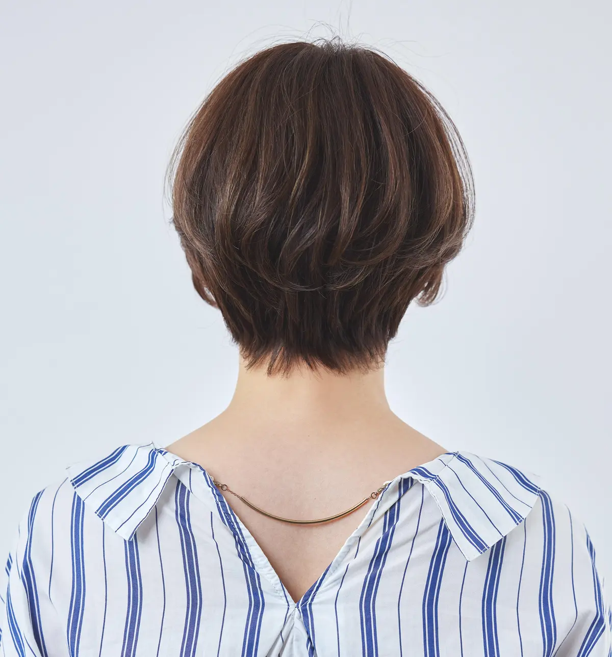 Webエクラ  後から見たショートヘアスタイル