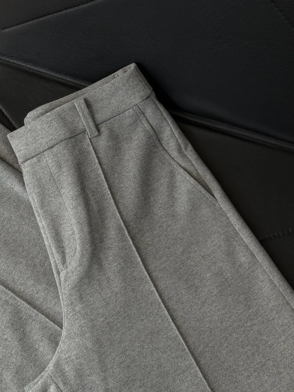 ユニクロのジャージーワイドパンツで過ごすの画像_1