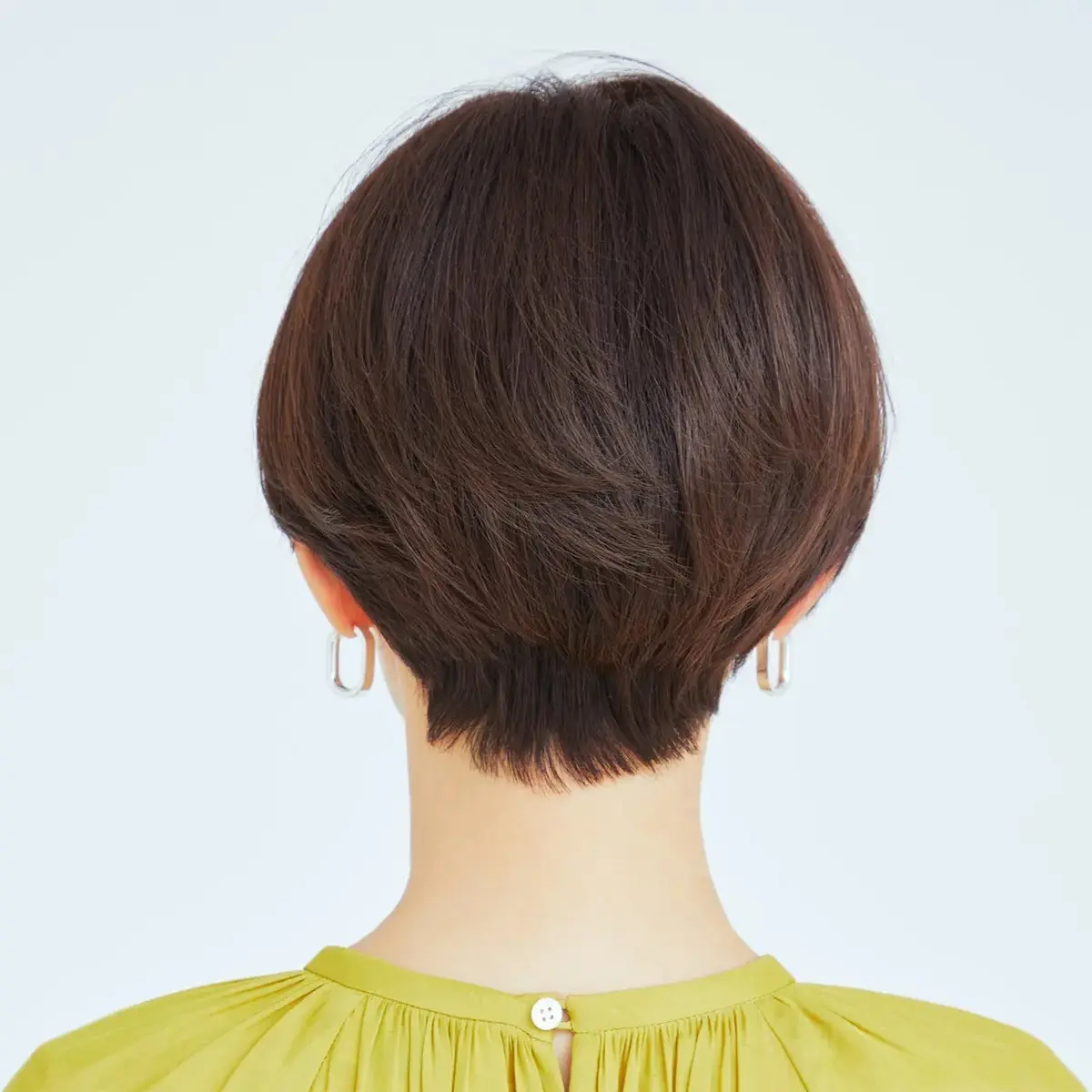 伸びかけの白髪カバーやボリューム出しに効果大！いいところづくしのハンサムショート【50代髪型・ヘアスタイル】