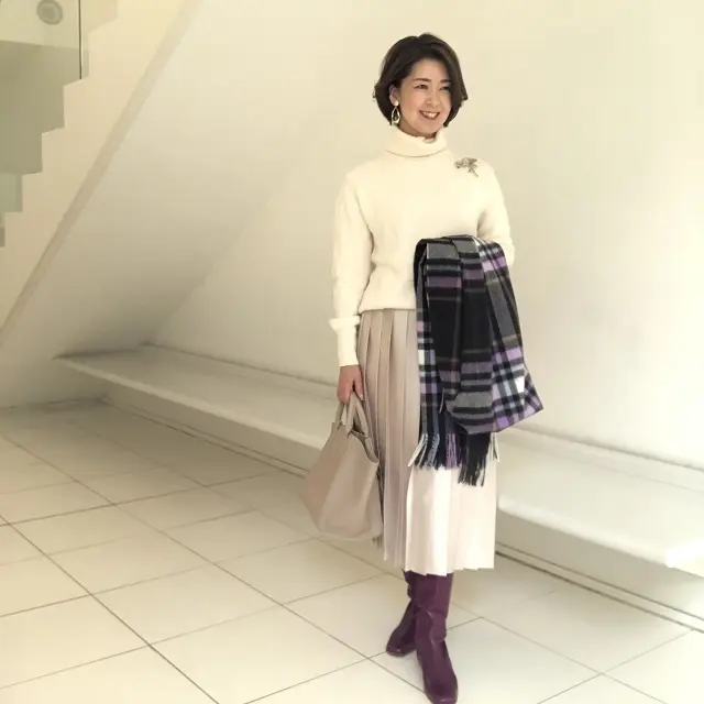 ブーツとストールのパープルをアクセントに