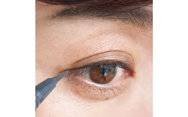 目じり長めのラインで目幅を拡張