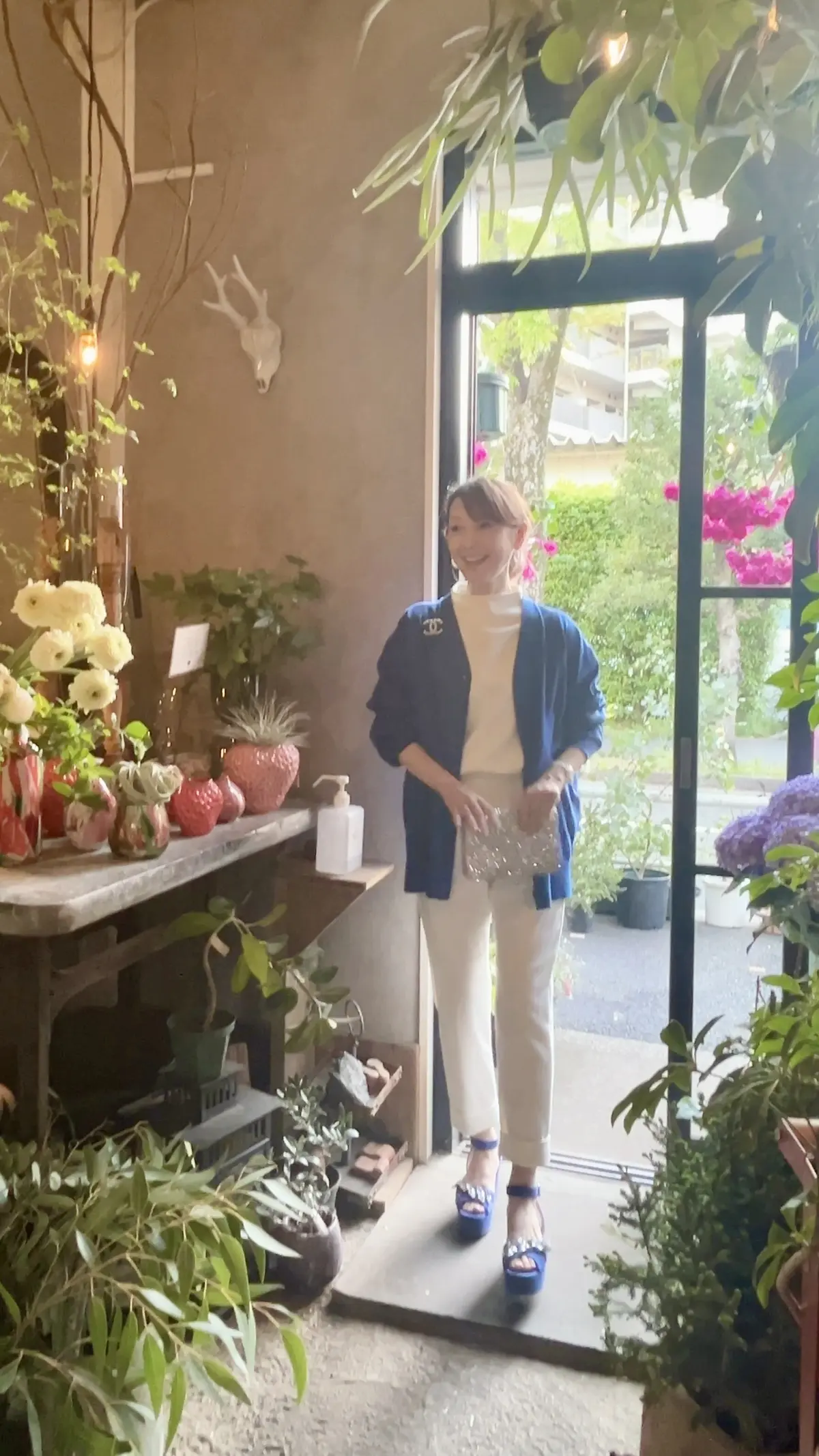 V開きで首元すっきり！E by eclaの画像_10