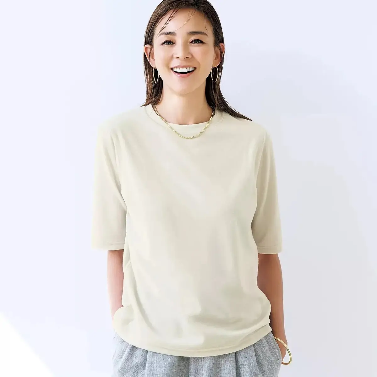 【50代の秋コーデ】1着で上品見え！この秋マストバイな「ベロアトップス」コーデ術