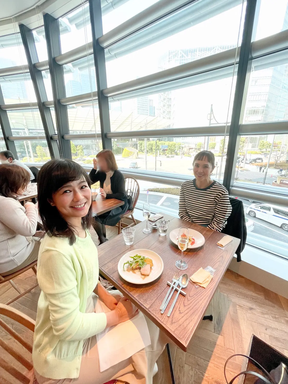 ランチ、東京、YANMAR TOKYO、ヤンマートウキョウ、ASTERISCO、アステリコ、黄緑、イエローグリーン、ニット、春ニット、春服、春コーデ、春服コーデ、春ファッション、ニットコーデ、ベージュスカート、スカート、ロングスカート、パステルグリーン、ボブ、ミディアムヘア、ボーダー、カットソー、グルメ、