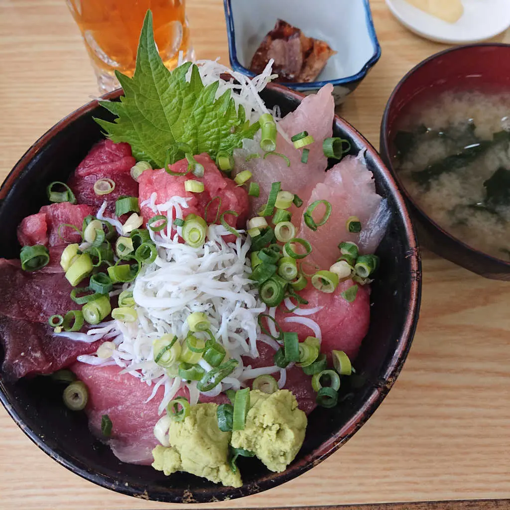 まぐろしらす丼