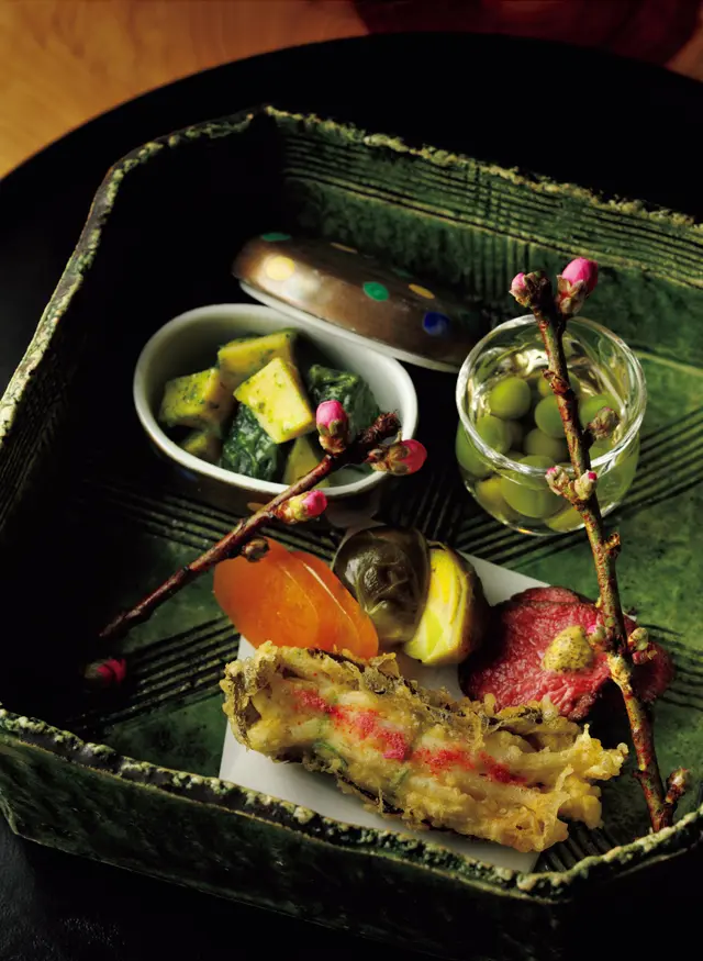 八寸。桜の葉で巻いた白魚の天ぷら、芽キャベツの甘酢、筍の木の芽和え、うすい豆のおひたしほか。春の訪れ