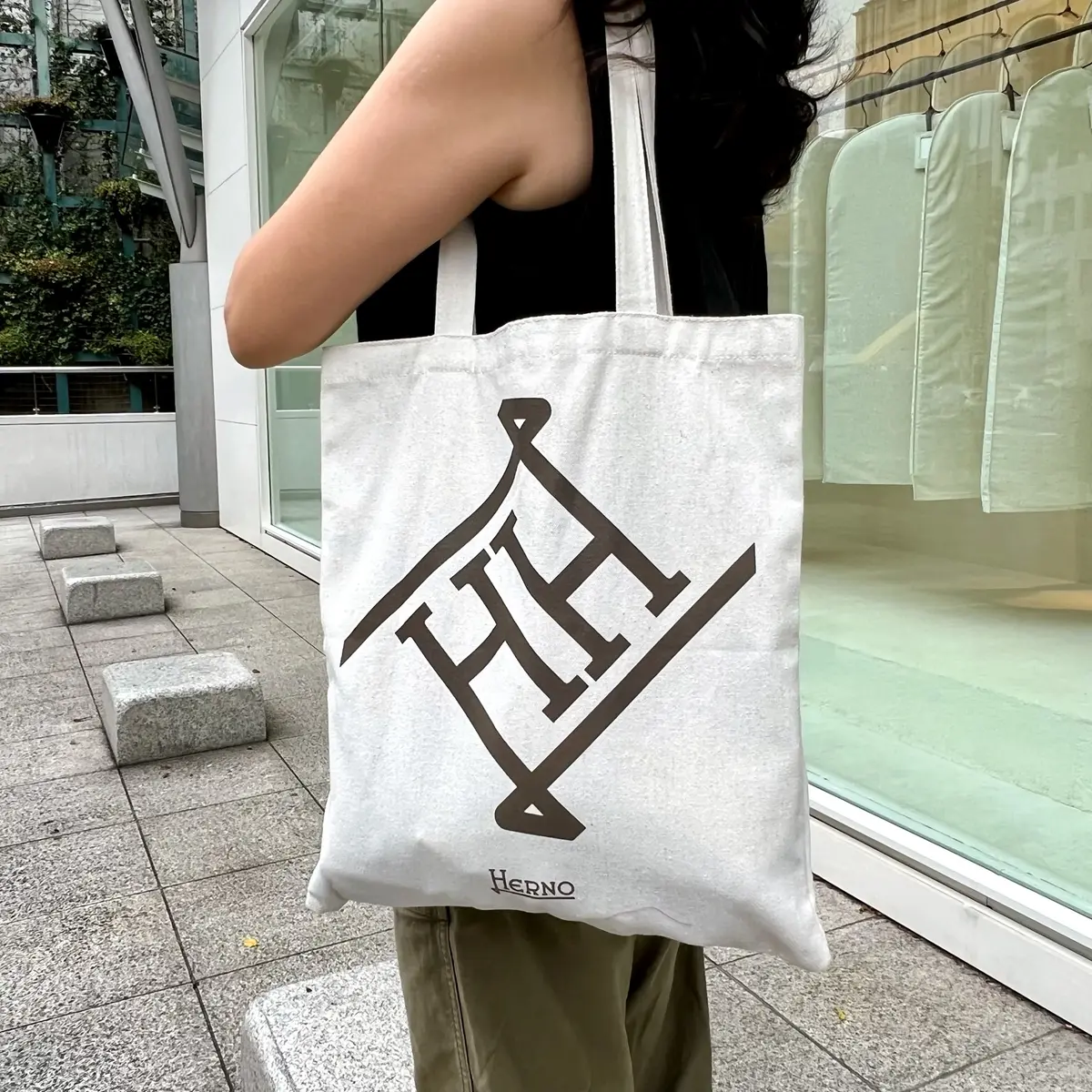 黒ノースリーブのブラウス　カーキのベイカーパンツ、エクラ特別付録のトートバッグ