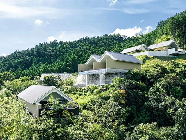 自然に抱かれた丘に立つ