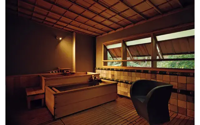 代々の大聖寺藩主ゆかりの特別室「御陣の間」の二段式の半露天風呂。壁には魯山人好みのタイルを使用