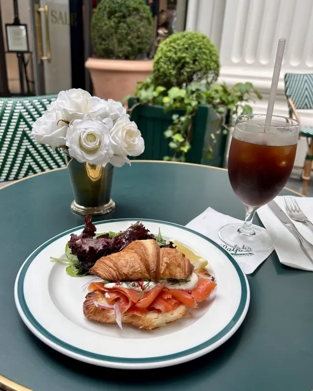 表参道ラルフローレンカフェでクロワッサンサンドとアイスコーヒーを