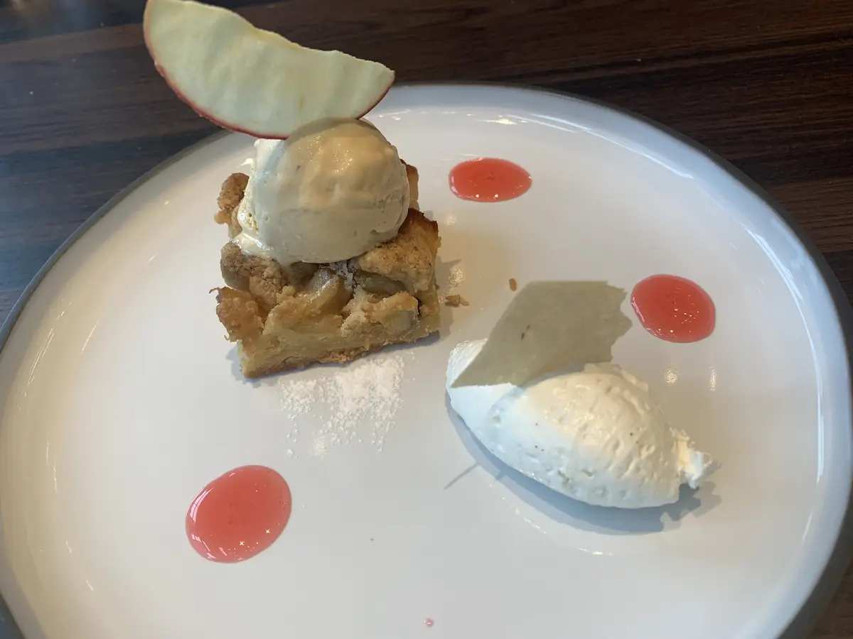 紅玉りんごのグランブルタルト　シナモンのアイス