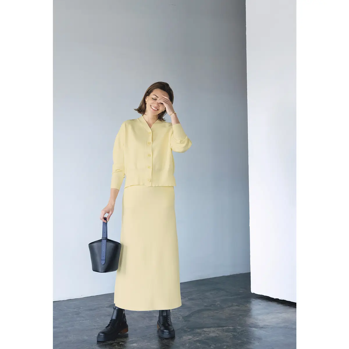 パステルイエローのカーディガンとスカートニットアップコーデ　モデル・RINA