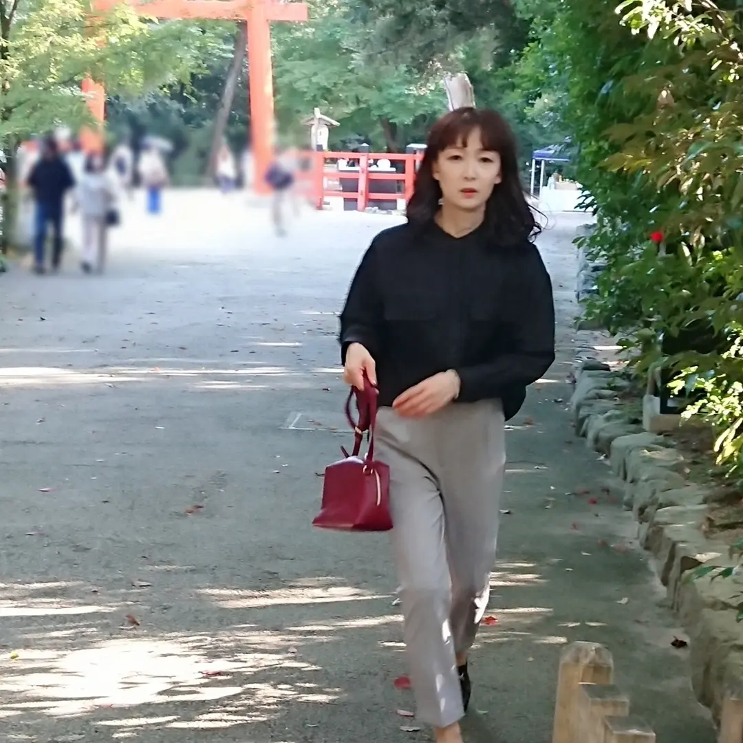 黒いブラウス  グレーパンツ  赤いバッグ