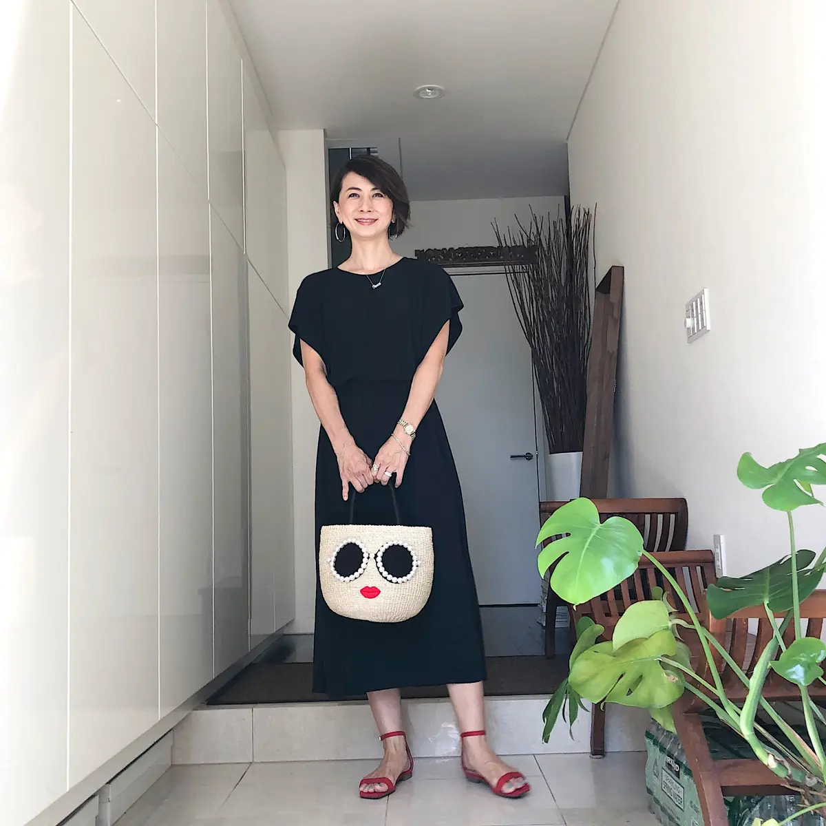 夏の終わりの黒ワンピースの画像_4