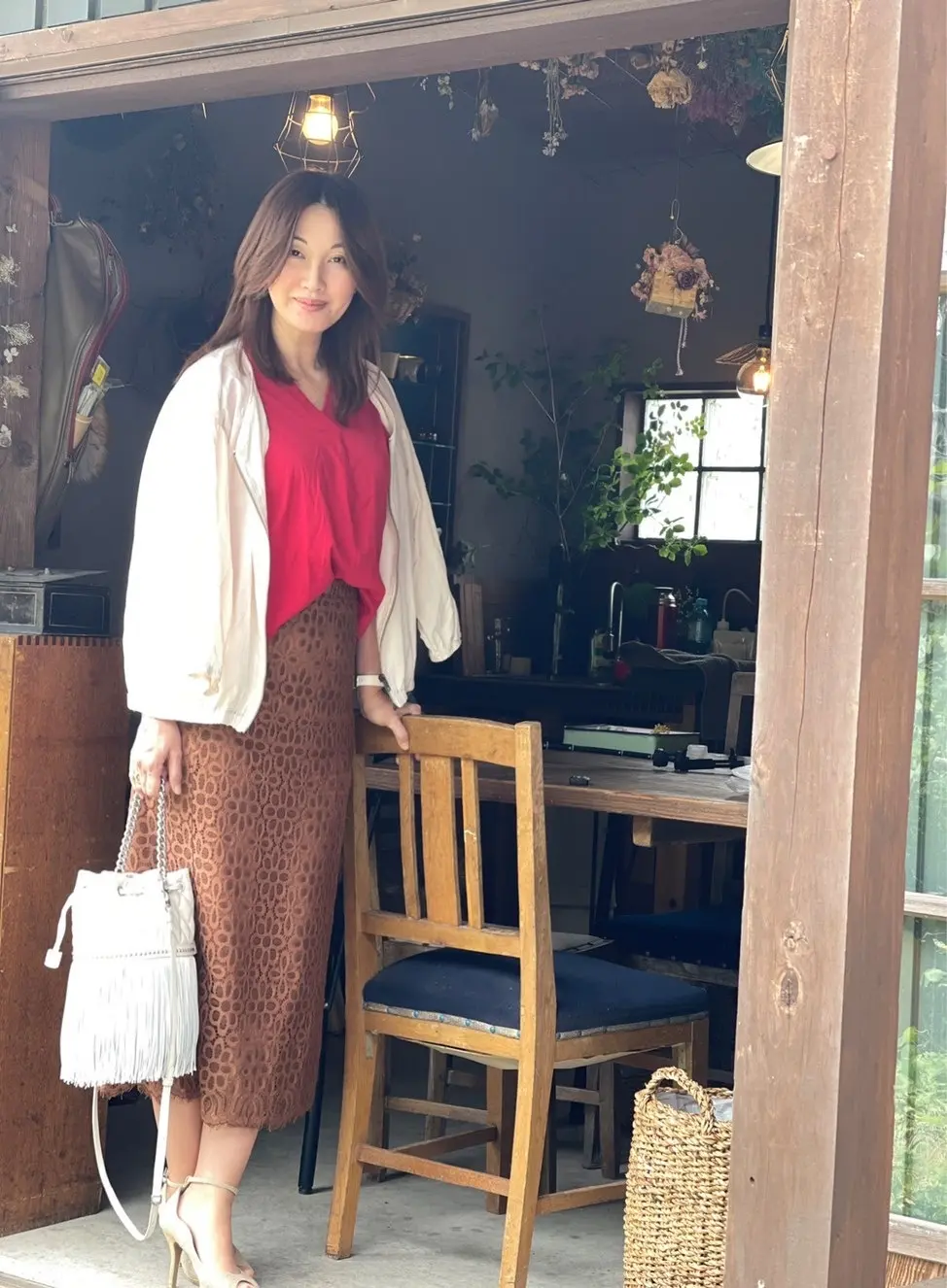 アトリエ　椅子に手をかけている女性