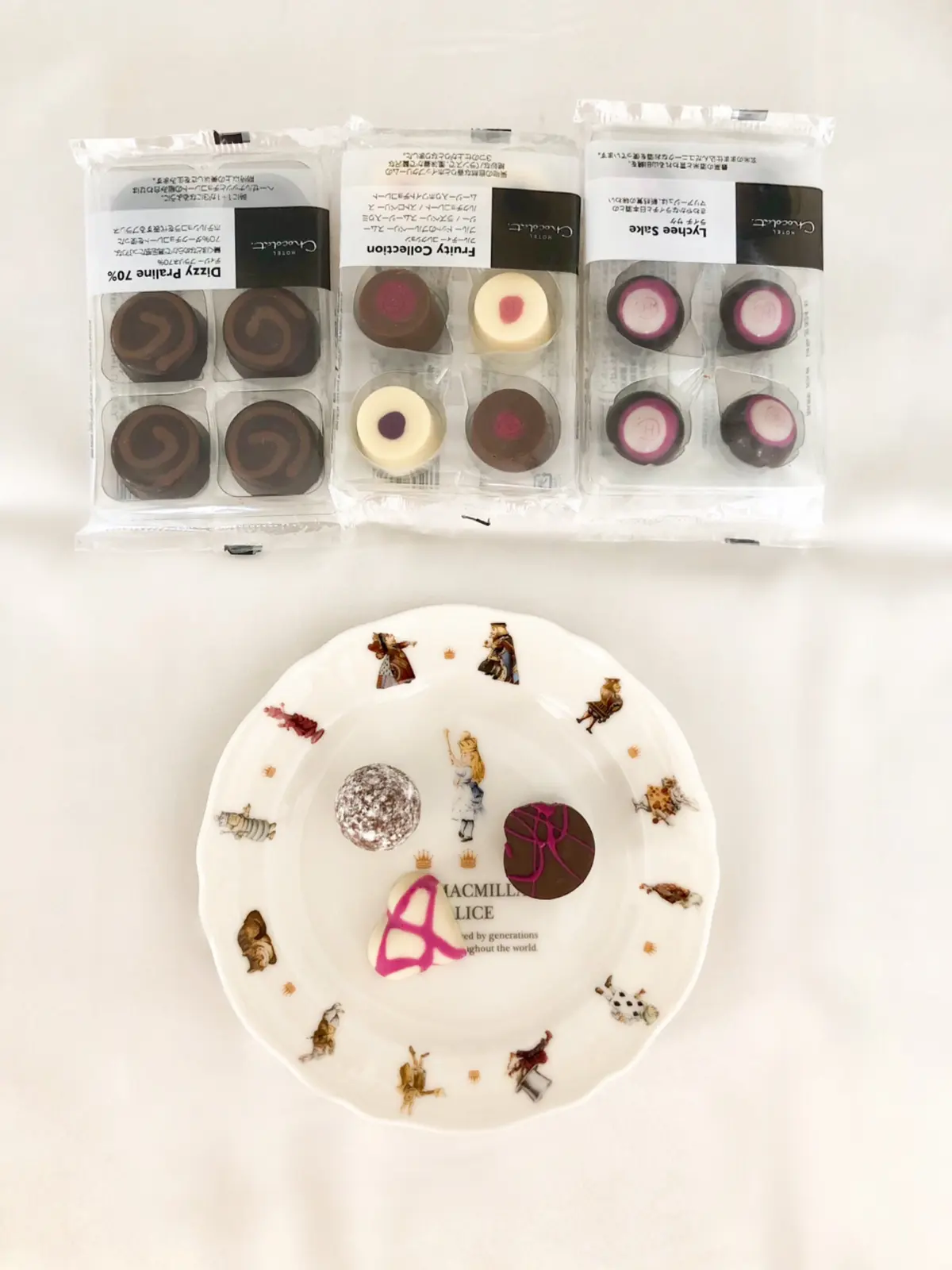 「HOTEL Chocolat.」のチョコレートたち。お気に入りのクラッシックなイラストの不思議な国のアリスのお皿と。