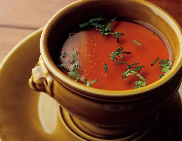 「食べるスープ」として誰もが注文する「コンソメロワイヤルスープ」￥1,200