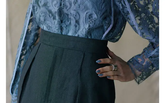 内向きに入ったワンタックが、おなかまわりの肉感で広がりすぎることなく、