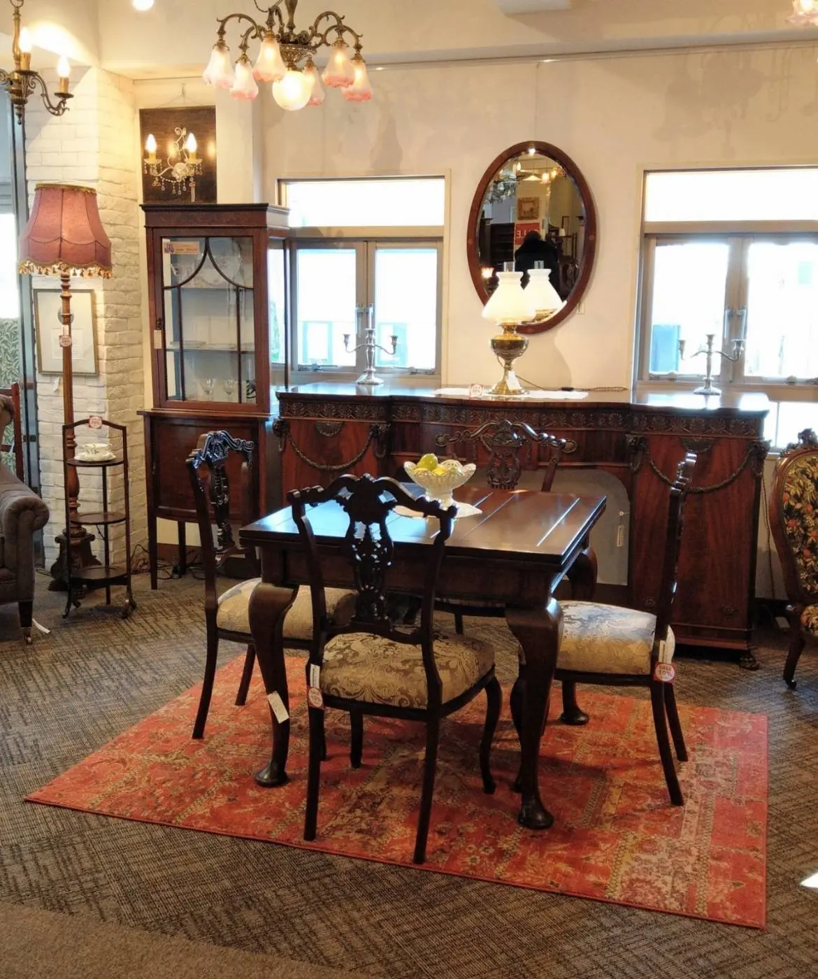 ダイニングテーブルはドローリーフテーブル。テーブル。大きさが変えられるので、とても便利