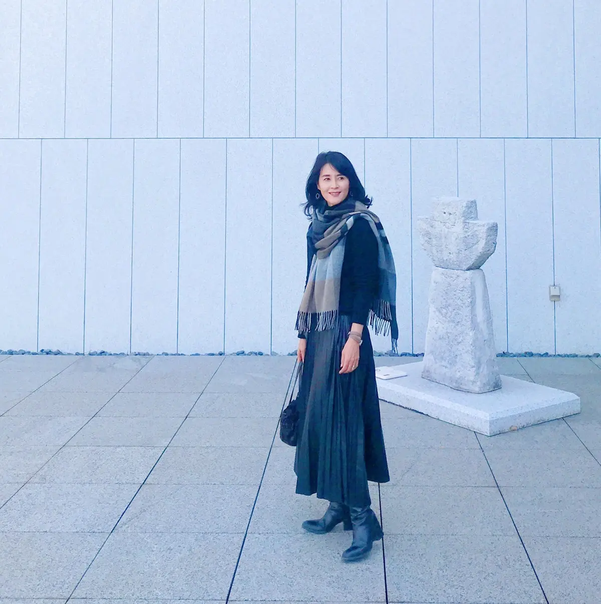 ブラックコーデは素材ミックスでの画像_4