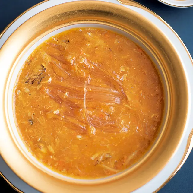 「王府蟹肉入りフカヒレスープ」。ランチスペシャルコース￥15,000の一品