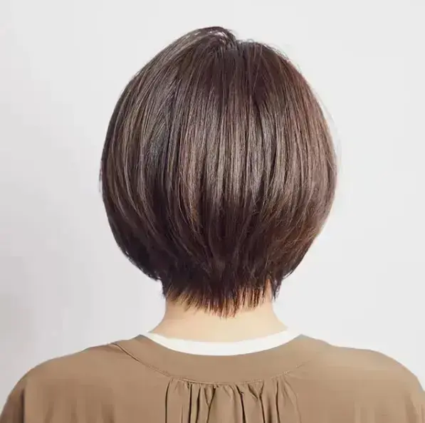ふんわりとした分け目が若々しいショートヘア