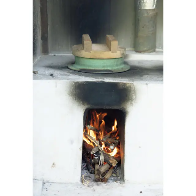 昔ながらの造りを再現した竈。火に薪をくべながら、羽釜で炊き上げるごはんがおいしい