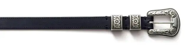 細めのベルトに、フラワーモチーフが刻まれたウエスタン調バックルとメタルループが存在感たっぷり。