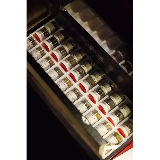 蒸留する前のハーブがズラリ。