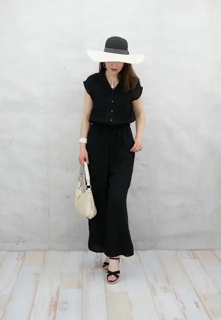 黒のオールインワンでモノトーンコーデ