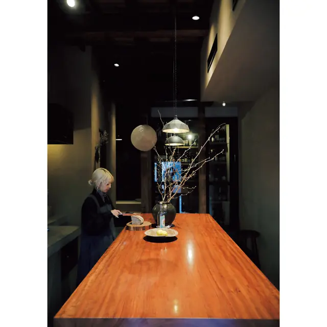 テーブルをシェアするスタンディングというスタイルも新しい