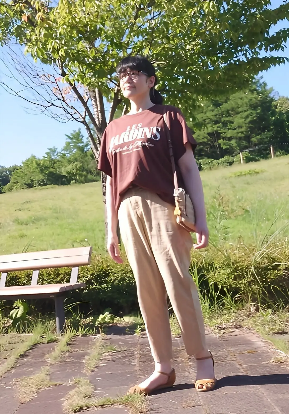 H＆MブラウンTシャツ×麻混パンツ