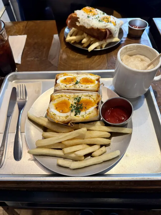 行列のできるカフェ エッグベイビーサンドとエッグトースト。秋葉原からも歩けます！