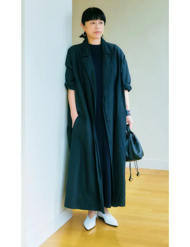 白いレザーのフラット靴でしゃれ見えコーデの福田亜矢子さん