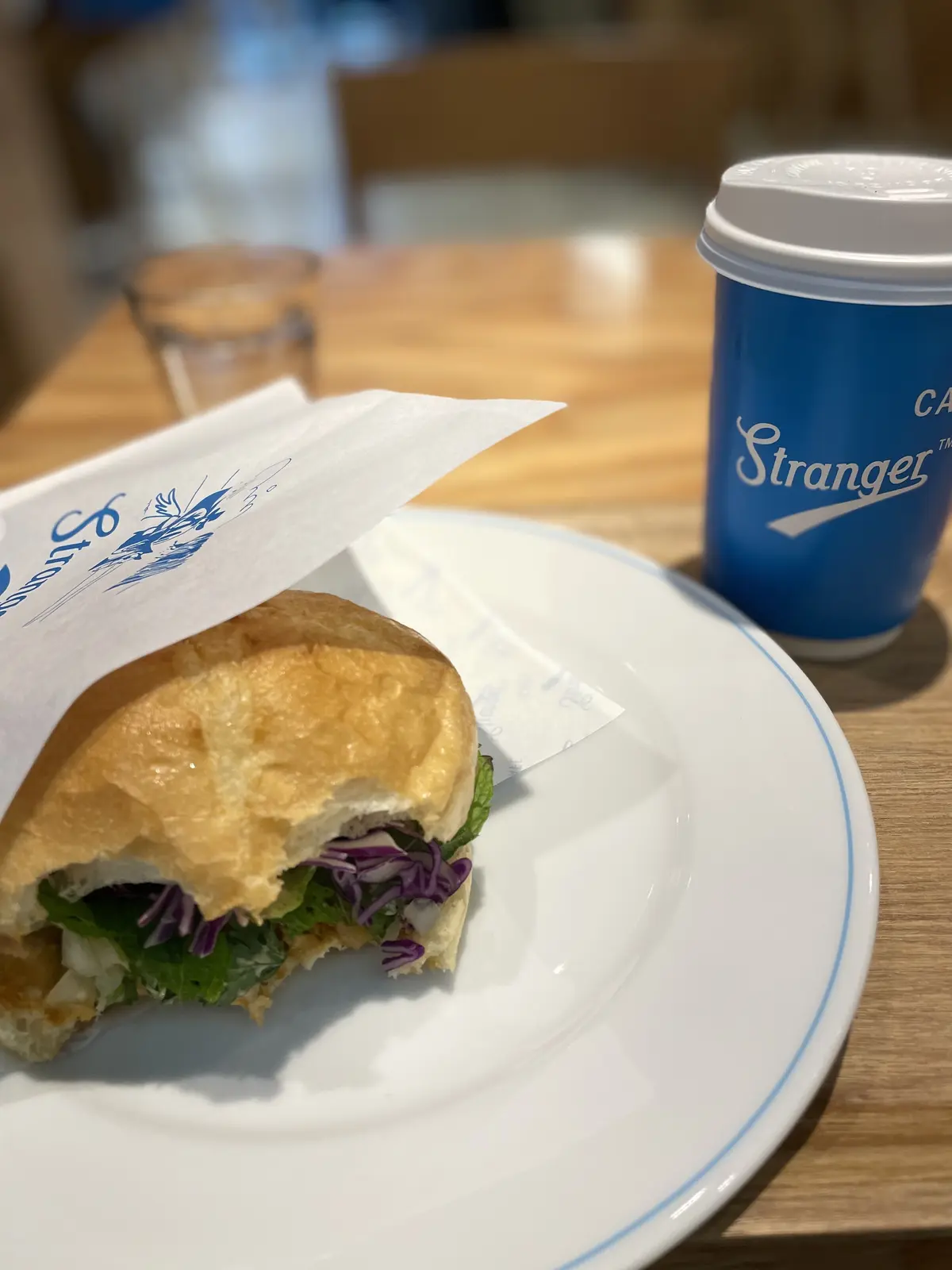 アジアンニュアンスのハーブが香るチキンサンド。美味。