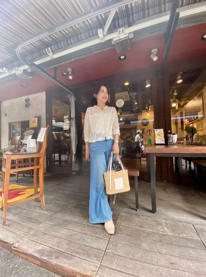 レーストップスとワイドデニムで初夏のカジュアルコーデ。西荻窪の人気店『夢飯』の前で