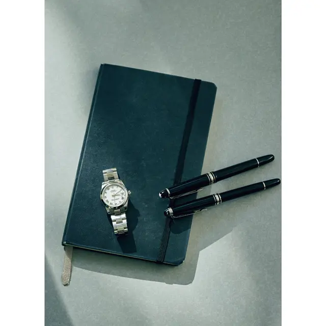 ロレックスの時計は初の管理職昇進時に購入。建築士の父から贈られたモンブランのボールペンと万年筆は、アイデアを書きとめるノートにも書類のサインにも　