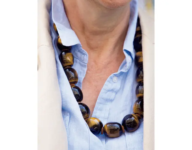 アフリカで入手。ブルーシャツ＆白ジャケットに似合う