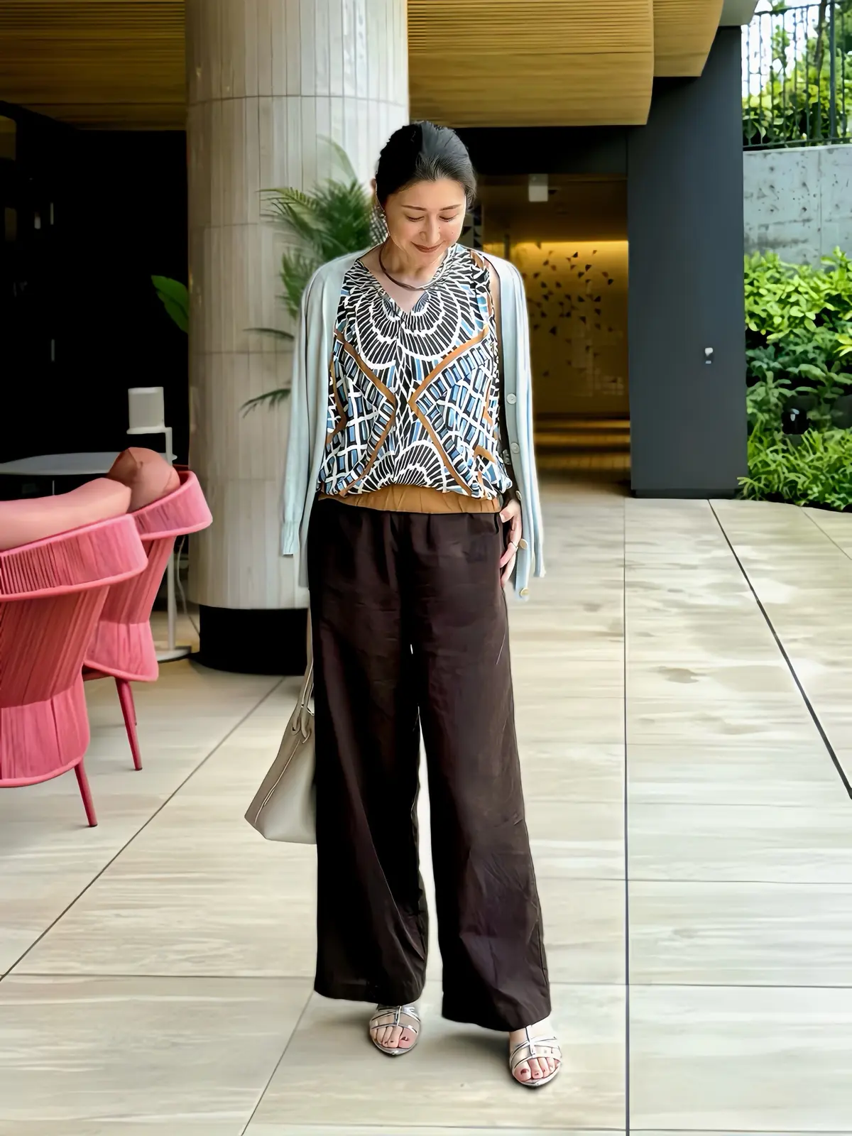 ユニクロ　アラフィフコーデ　50代　茶のリネンブレンドイージパンツ　柄物トップス　ライトブルー系カーディガン　白バッグ　GUシルバーサンダル