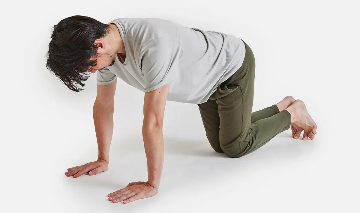 よつばいの姿勢になり、両脚を閉じます。　OurAge×Webエクラ