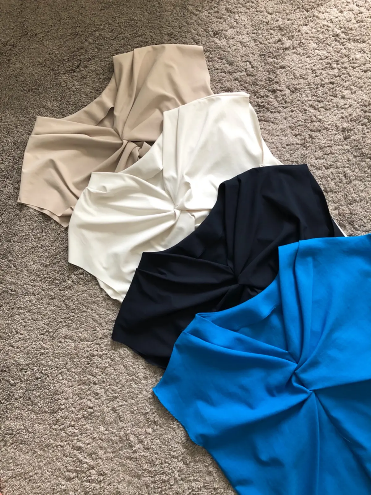 バックコンシャスなトップスの画像_2