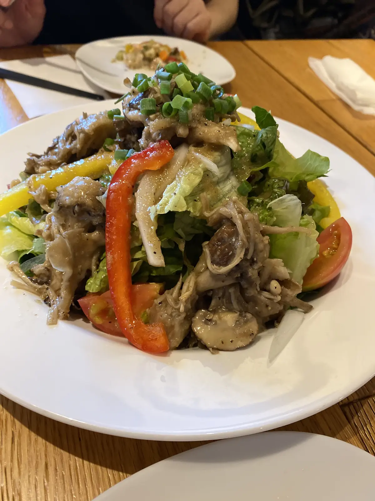 きのこたっぷりの野菜サラダ。ボリューム満点で食べ応えあり。