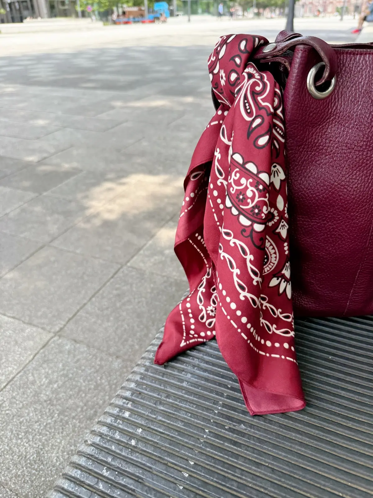 バーガンディー色バッグ　バーガンディー色スカーフ　GUスカーフ　