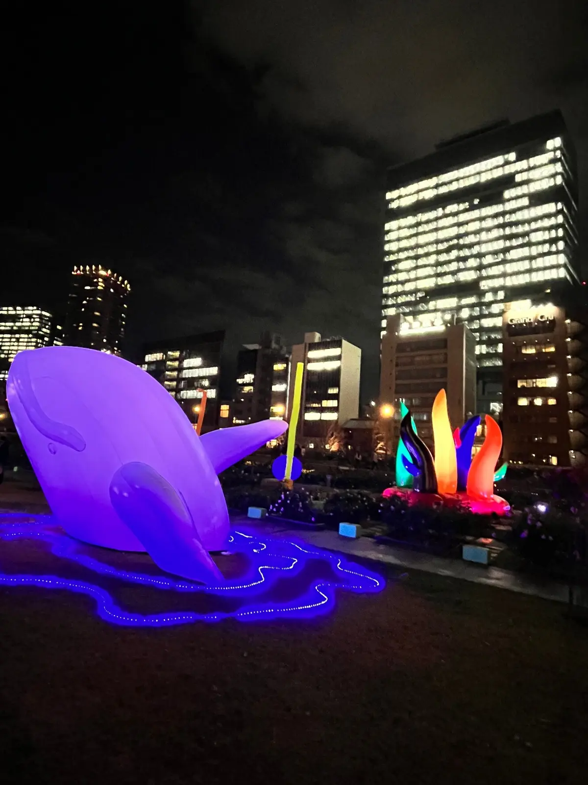 大阪芸大の学生の方の作品。生命の森に暮らす仲間たち。中之島公園のダイナミックな作品です。