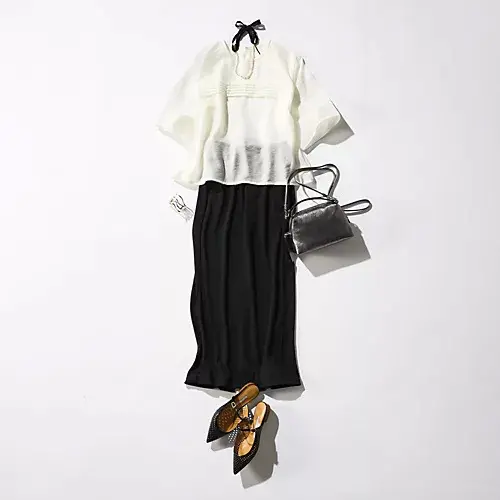 前はシンプル、後ろは表情たっぷりのリブスカート