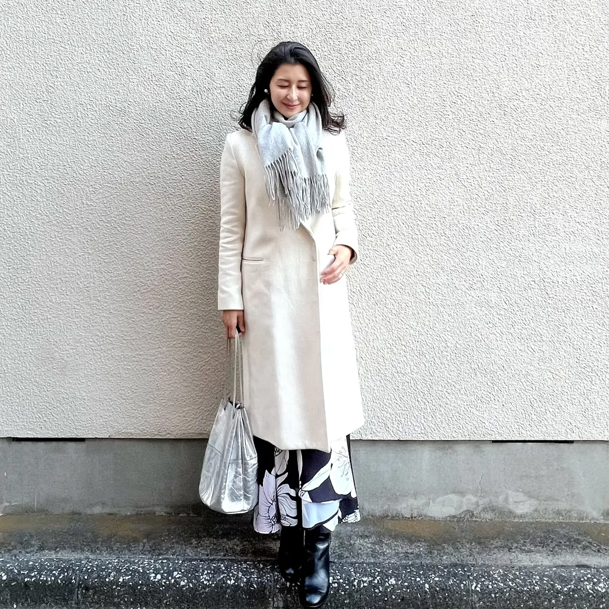 花柄スカート、黒ショートブーツ、シルバーバッグ、ライトグレーストール、白ロングコート