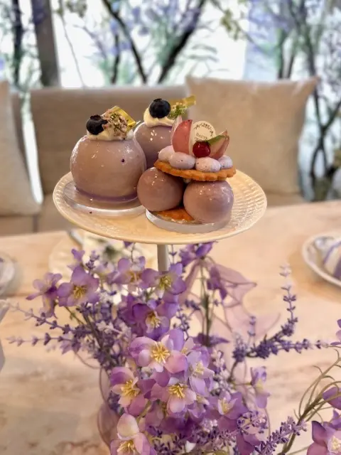 可愛いスイーツやお花に囲まれて優雅な時間の画像_2