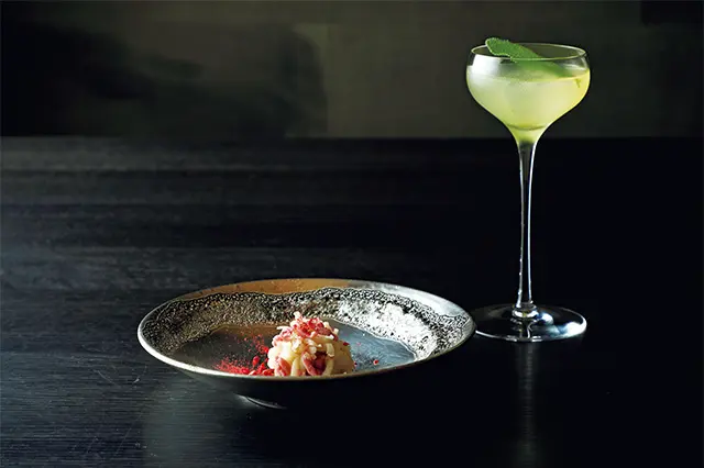 「お茶とお菓子のペアリングコース」￥5,500。白桃入りのきんとん「百日紅」とジンを使った煎茶のカクテル「青時雨」（ノンアルコールも選べる）