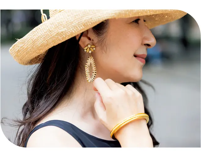 ゴールドにラフィアを巻きつけることで、大ぶりのイヤリングに軽さが。